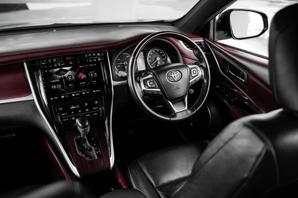 2015 Toyota Harrier III 2