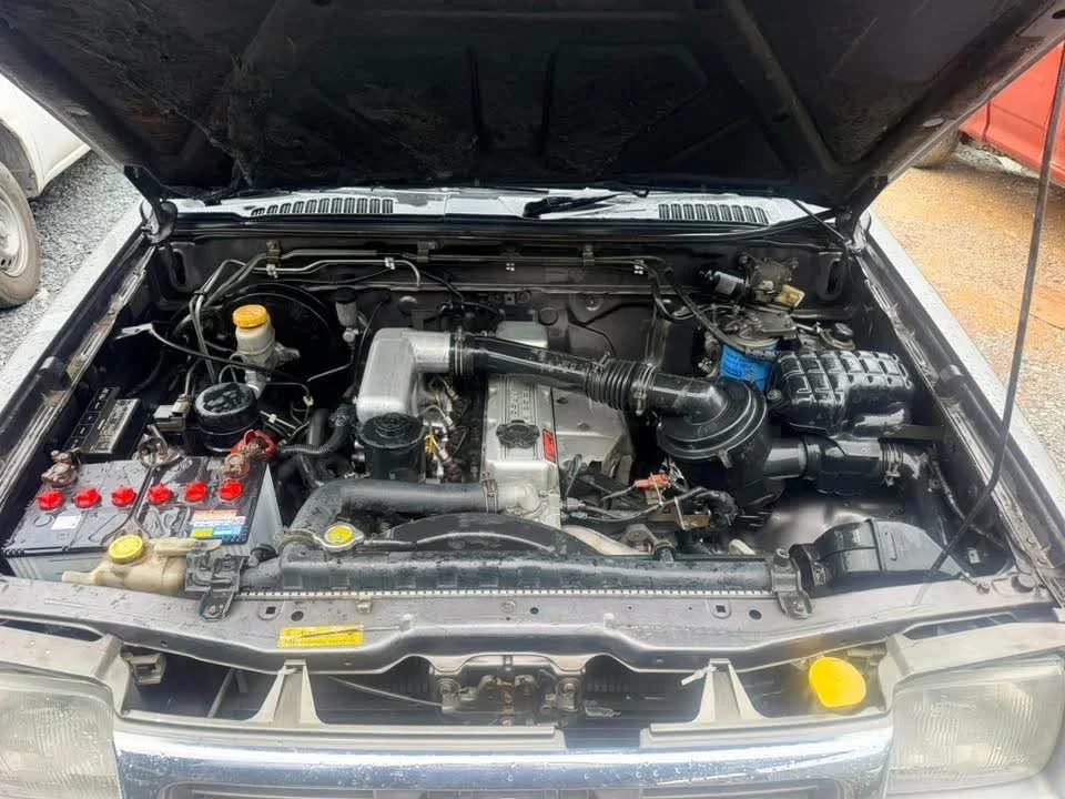 2000 Nissan Frontier I 2