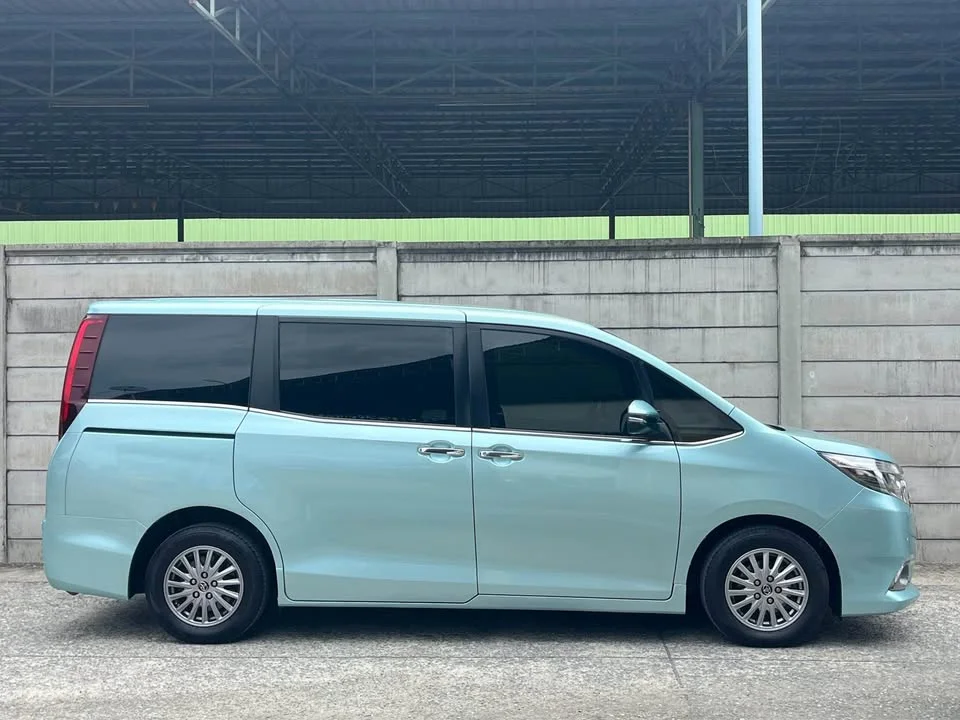 2015 Toyota Voxy III 2