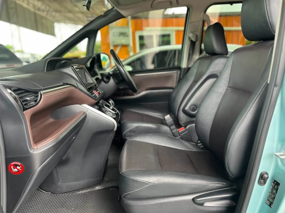 2015 Toyota Voxy III 3