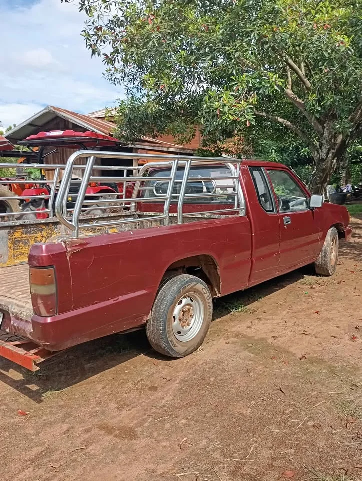 1990 Mitsubishi Triton II 2