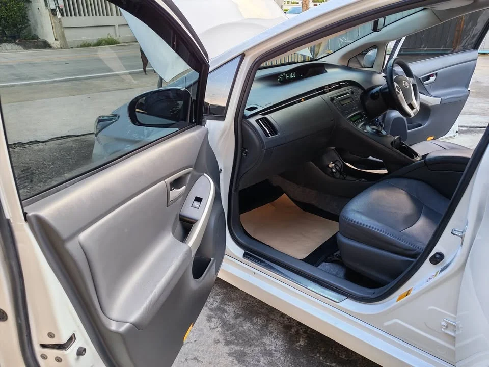 2011 Toyota Prius III 3