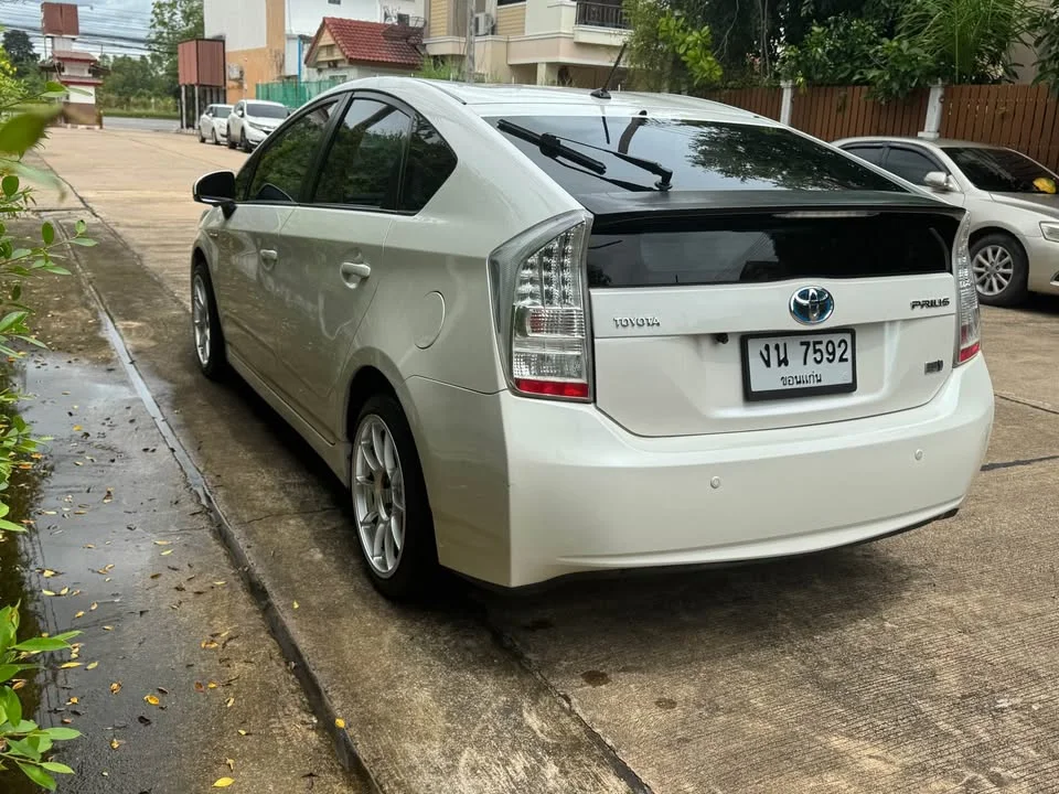 2011 Toyota Prius III 2