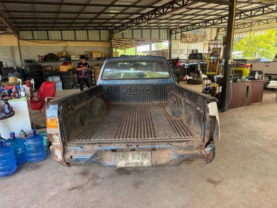 1990 Mitsubishi Triton II 3