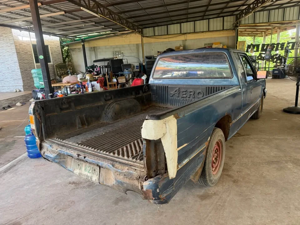 1990 Mitsubishi Triton II 2