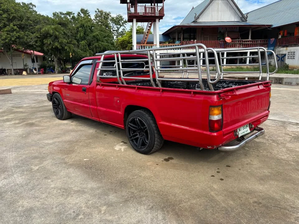 Mitsubishi Triton II 3