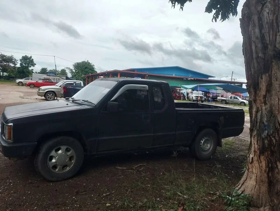 1986 Mitsubishi Triton II 2