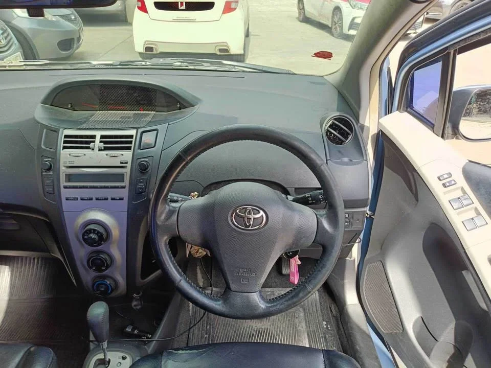 2010 Toyota Yaris II 2
