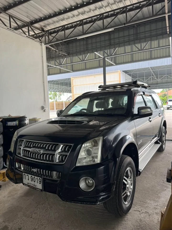 2011 Isuzu MU-7 2