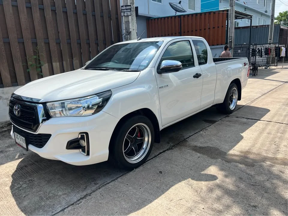 2020 Toyota Hilux VIII 2