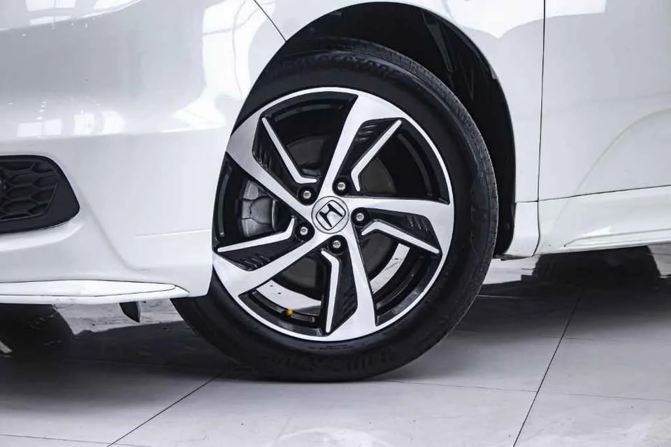 2014 Honda Odyssey V 3