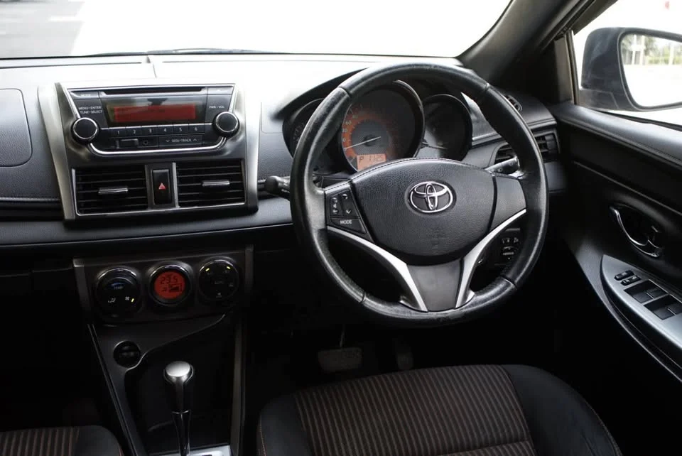 2015 Toyota Yaris III 2