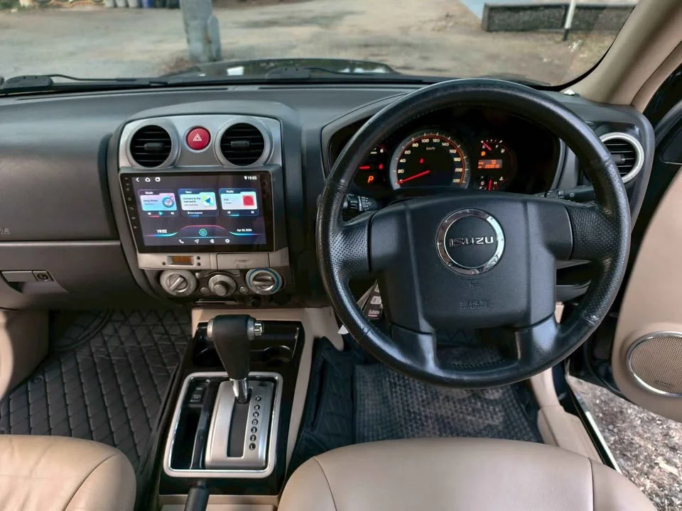 2011 Isuzu MU-7 3