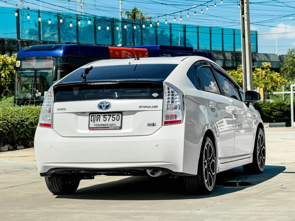 2011 Toyota Prius III 3