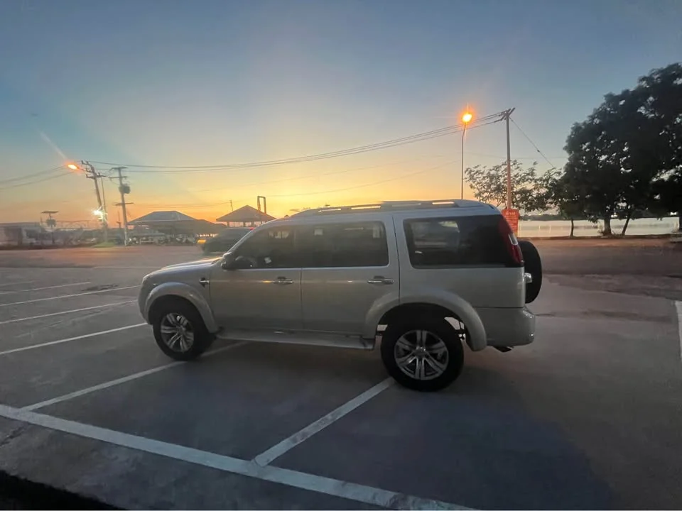 2010 Ford Everest I 3
