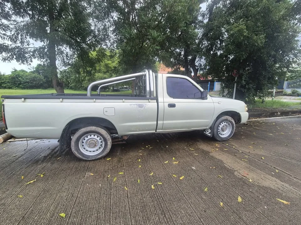 2010 Nissan Frontier I 3