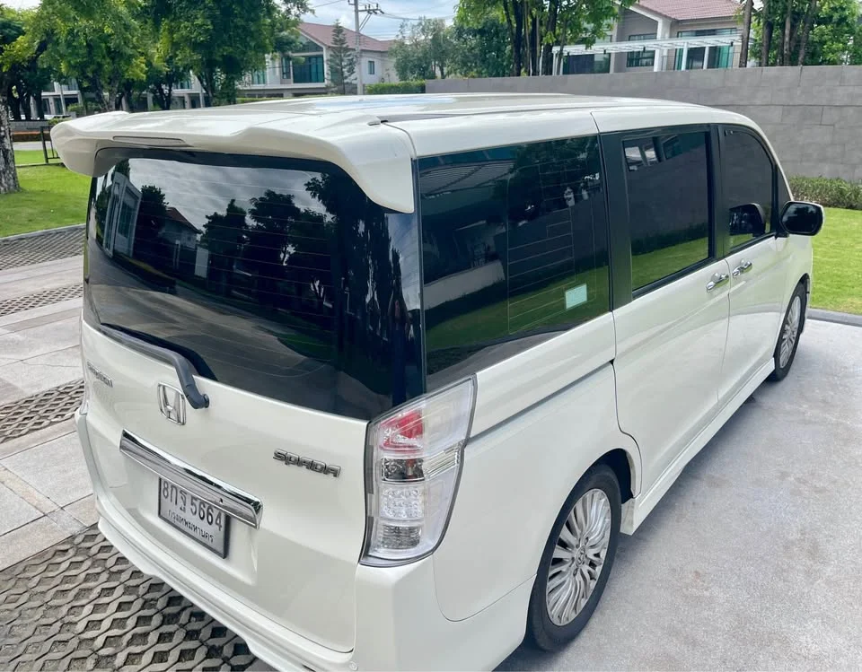 2013 Honda Stepwgn IV 2