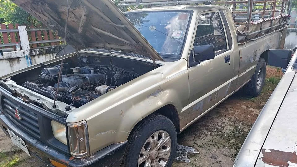 1995 Mitsubishi Triton II 2