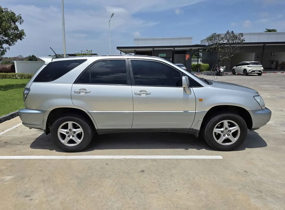 2002 Toyota Harrier I 2