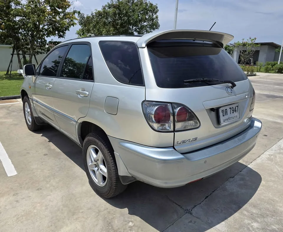 2002 Toyota Harrier I 3