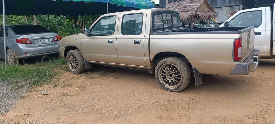 2002 Nissan Frontier I 3