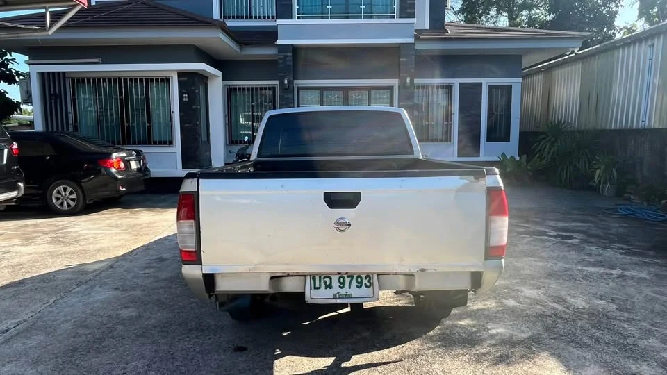 2004 Nissan Frontier I 3