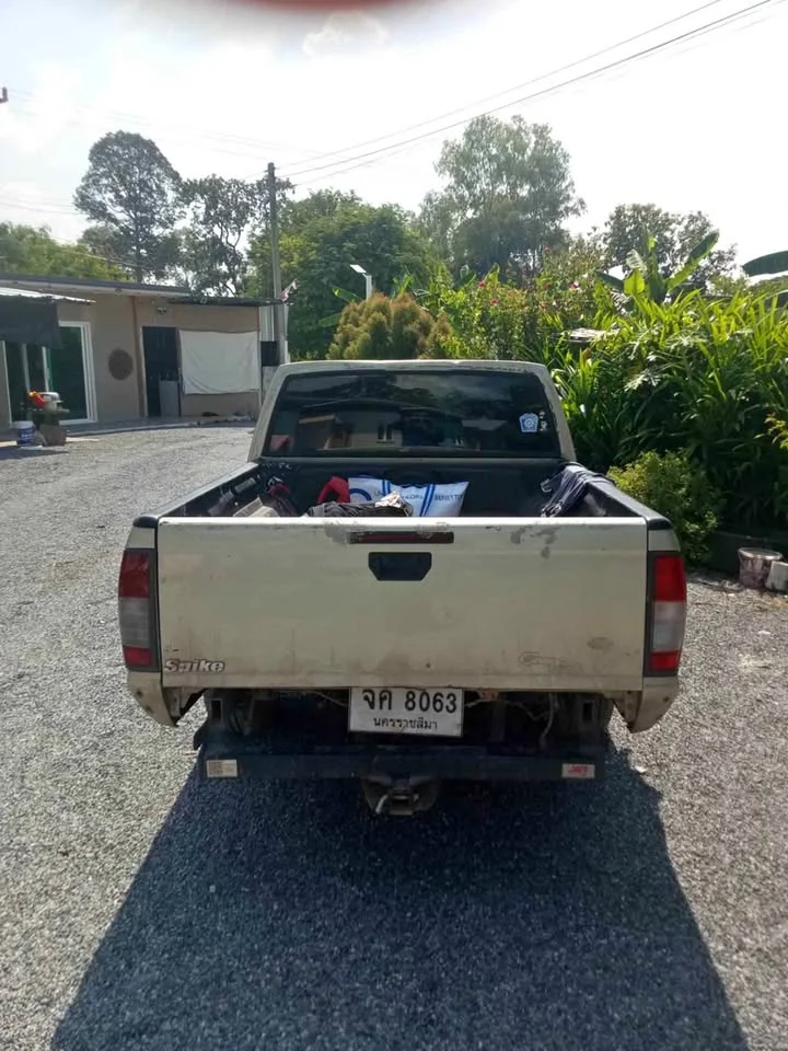 2002 Nissan Frontier I 3