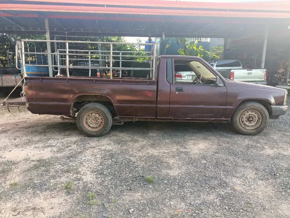 2000 Mitsubishi Triton II 2