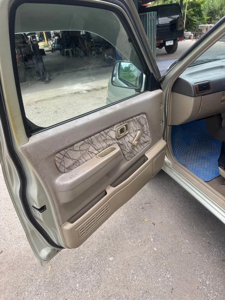 2000 Nissan Frontier I 3