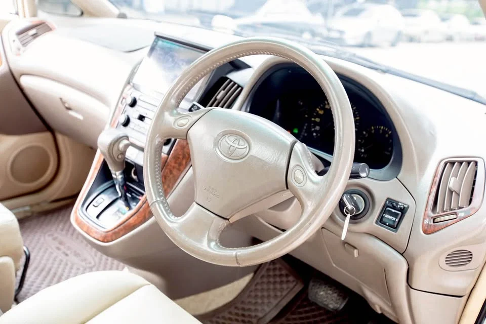2000 Toyota Harrier I 2