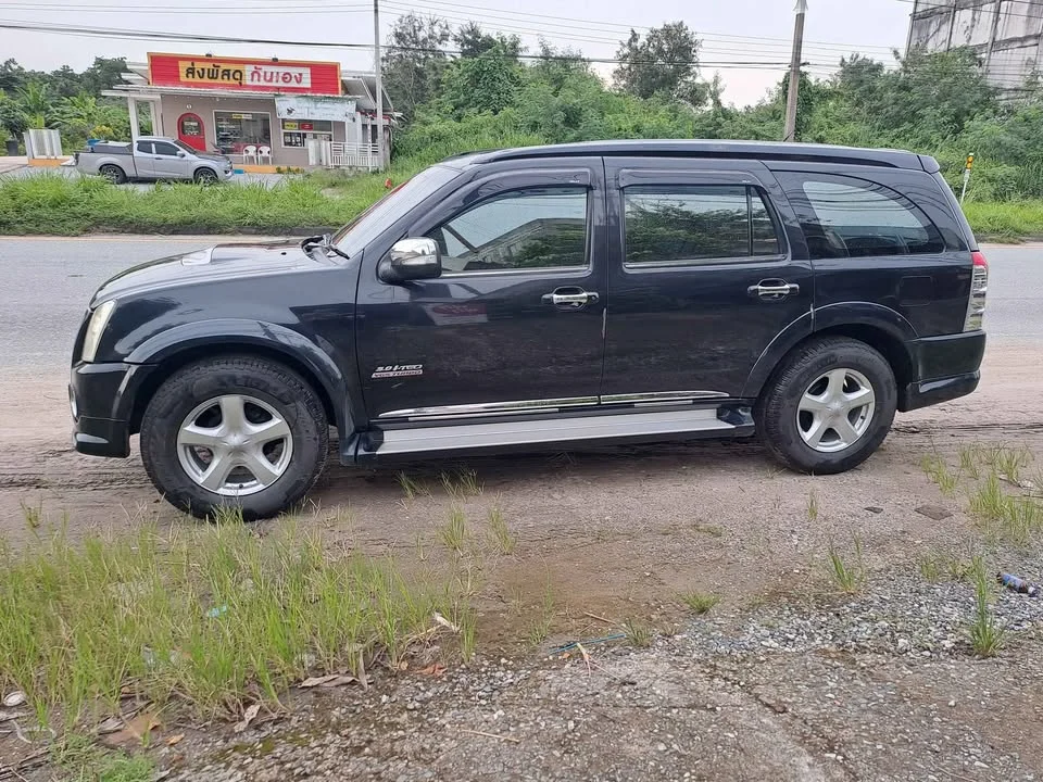 2011 Isuzu MU-7 3