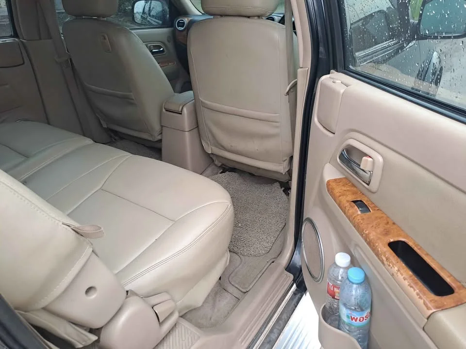 2011 Isuzu MU-7 2