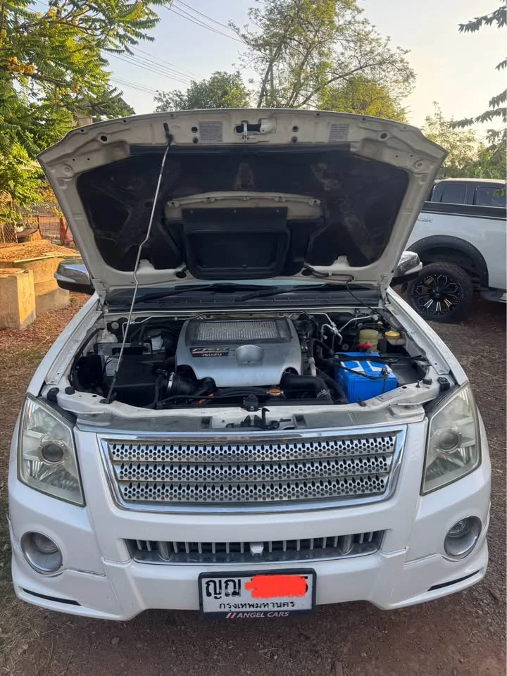 2011 Isuzu MU-7 2