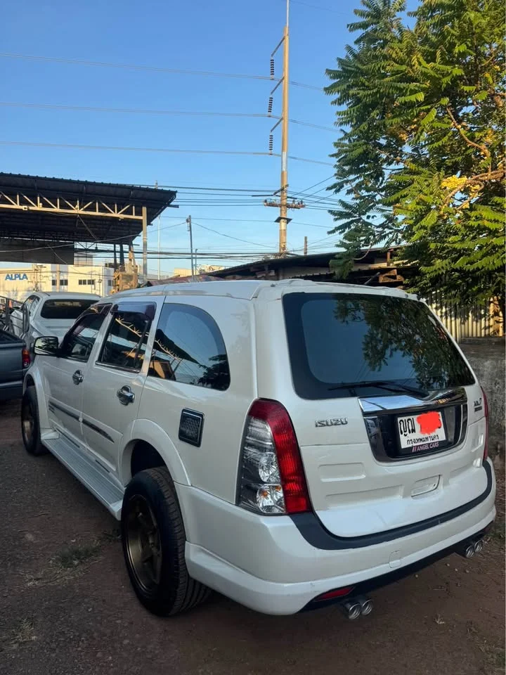 2011 Isuzu MU-7 3