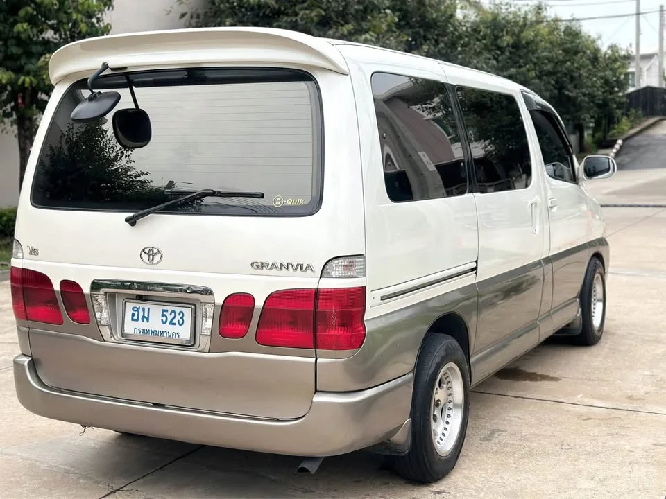 2002 Toyota Granvia H100 3