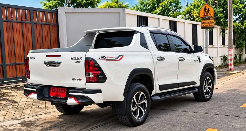 2016 Toyota Hilux VIII 2