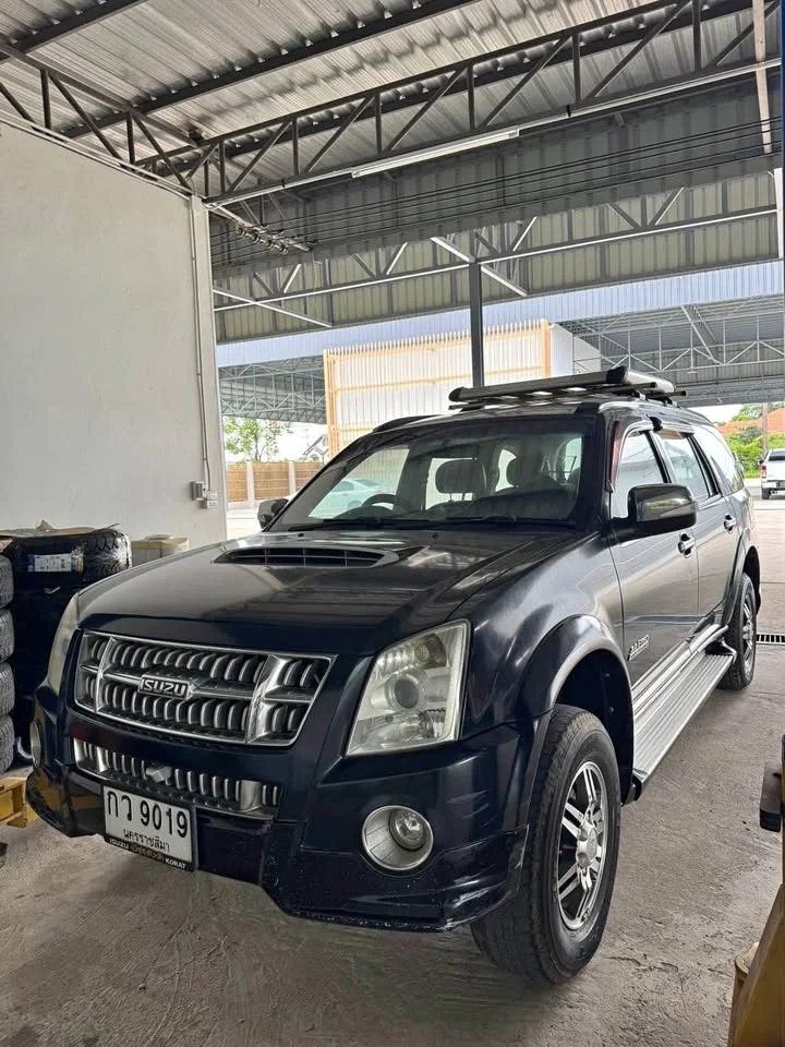 2011 Isuzu MU-7 3
