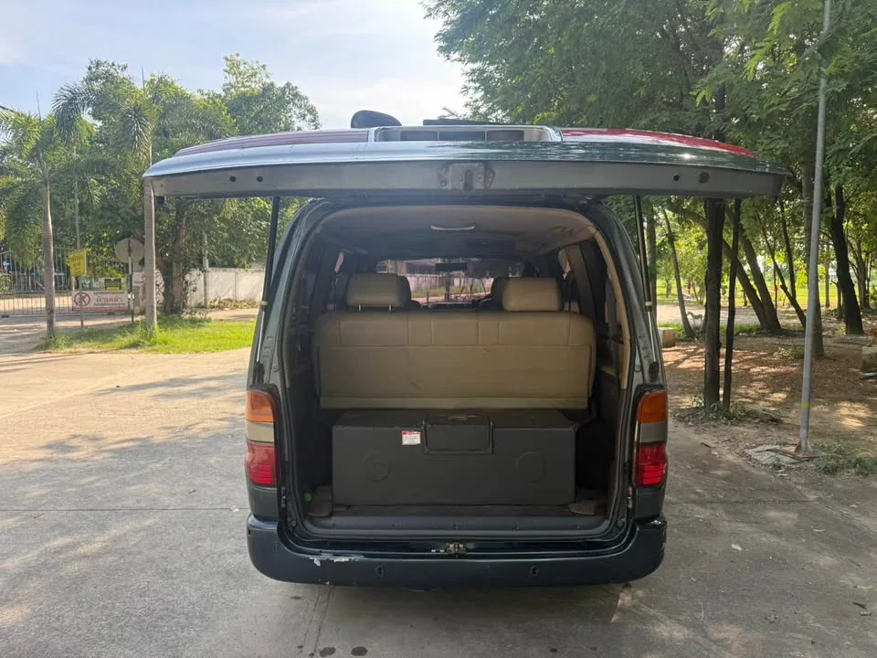 2004 Toyota Granvia H100 2