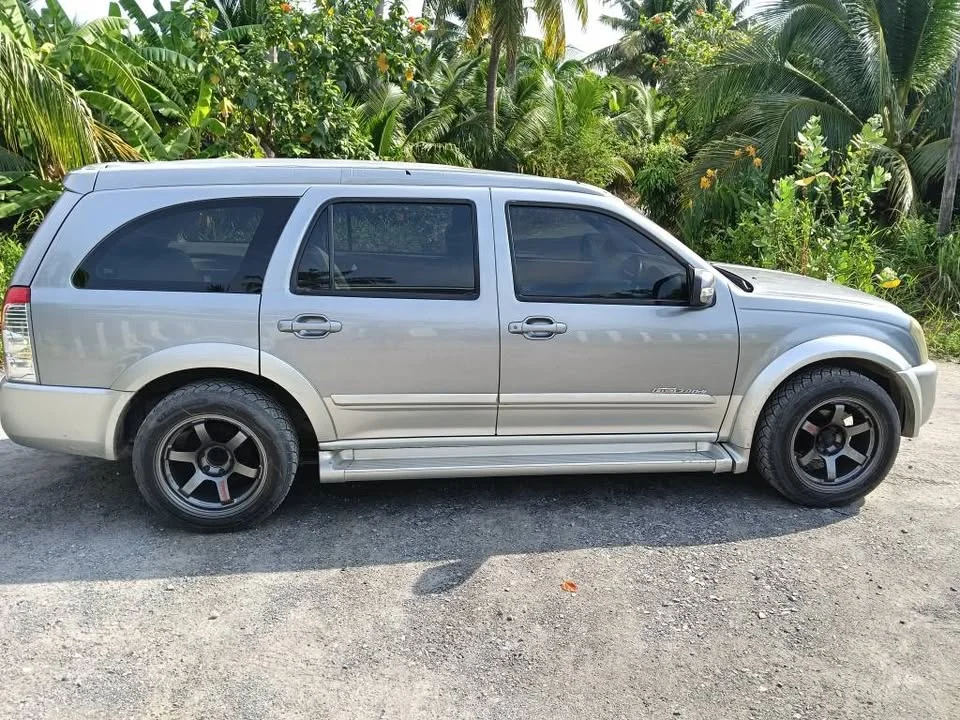 2005 Isuzu MU-7 2