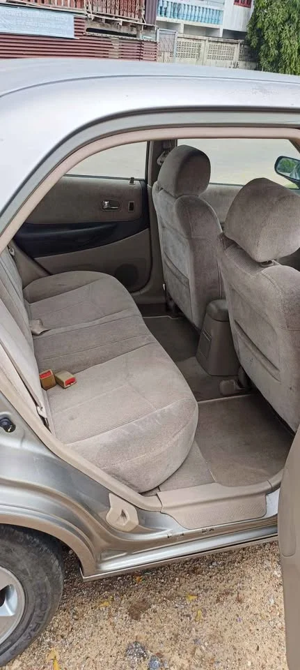 2004 Ford Laser V 3