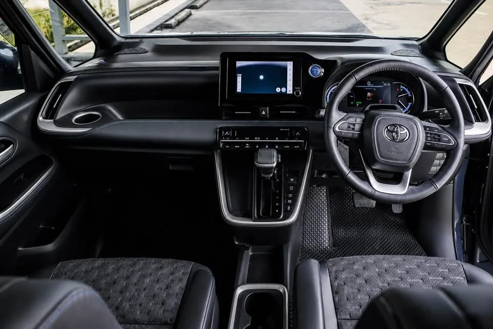 2022 Toyota Voxy IV 3