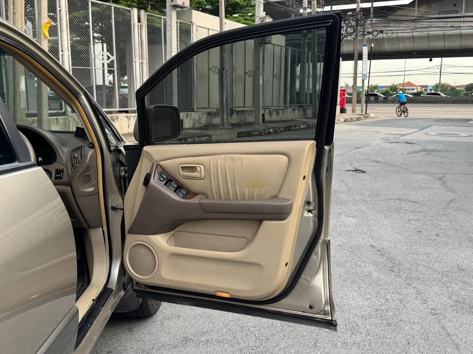 2000 Toyota Harrier I 3