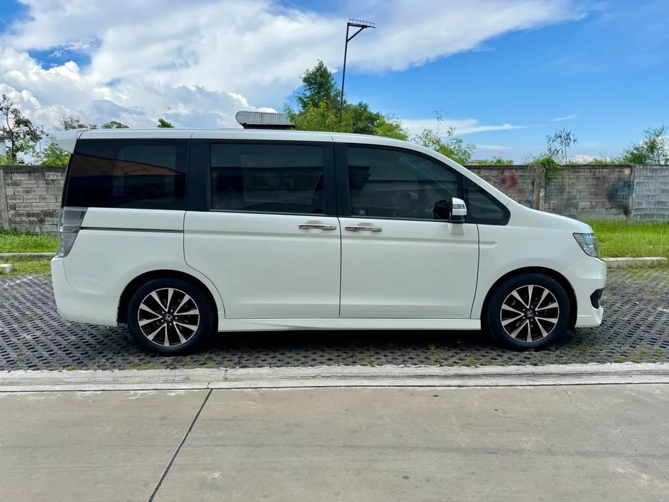 2014 Honda Stepwgn IV 2