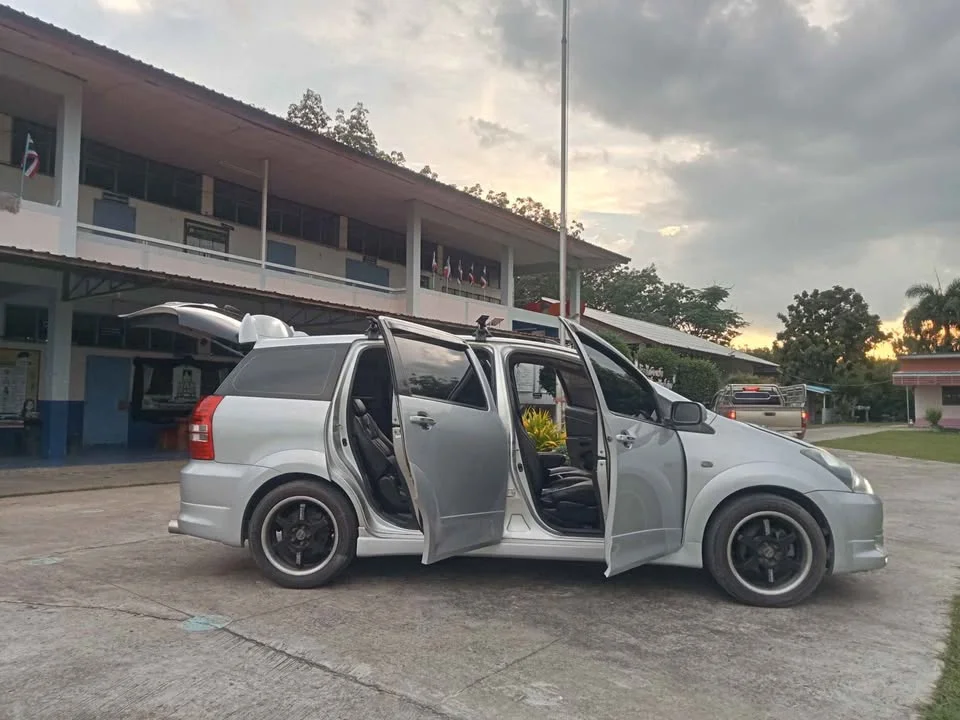 2004 Toyota Wish I 3