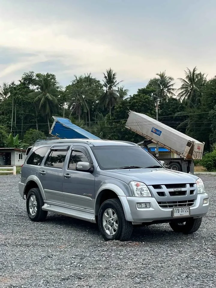2005 Isuzu MU-7 2