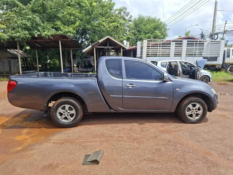 2556 Mitsubishi Triton IV 2