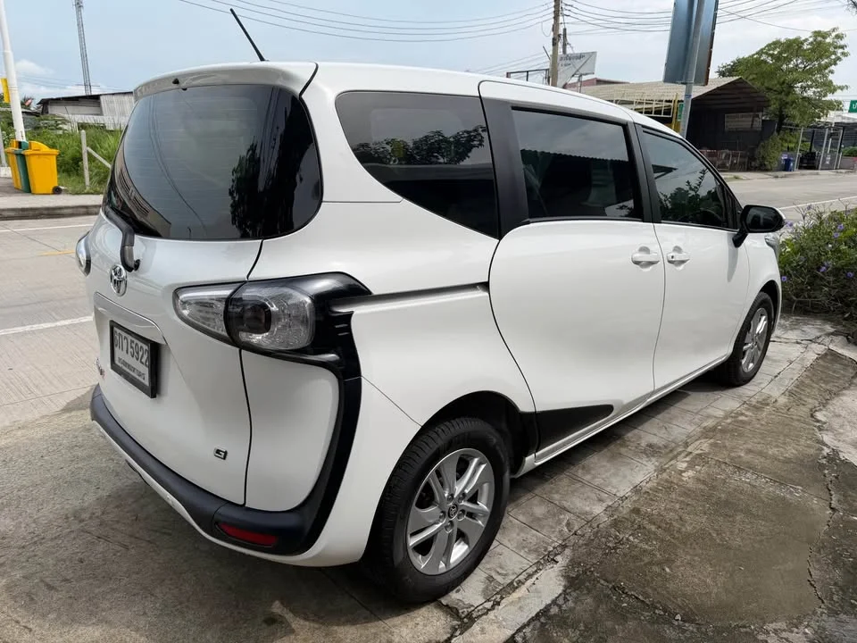 2017 Toyota Sienta II 2