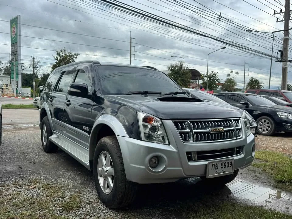 2009 Isuzu MU-7 3