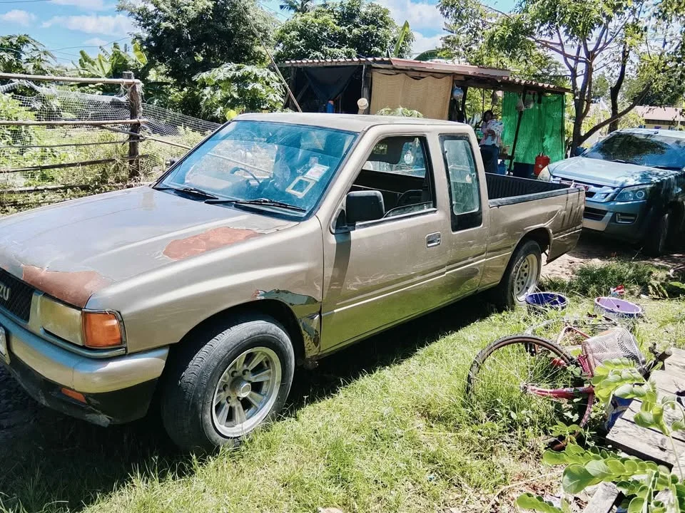 2011 Isuzu TFR III 2