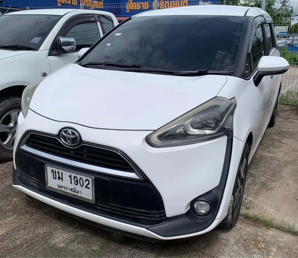 Toyota Sienta II 3